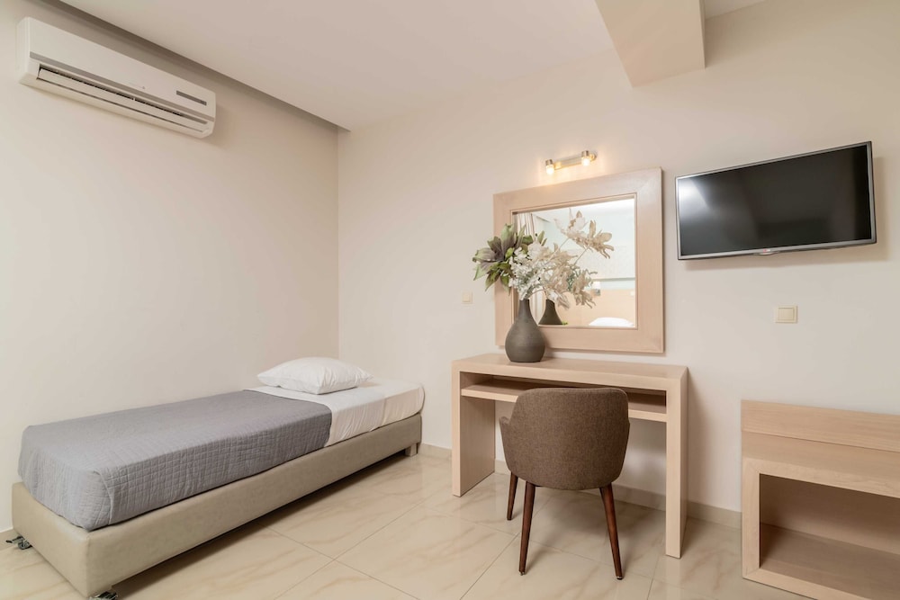 Standard Double or Twin Room, Pool View - Photo 4