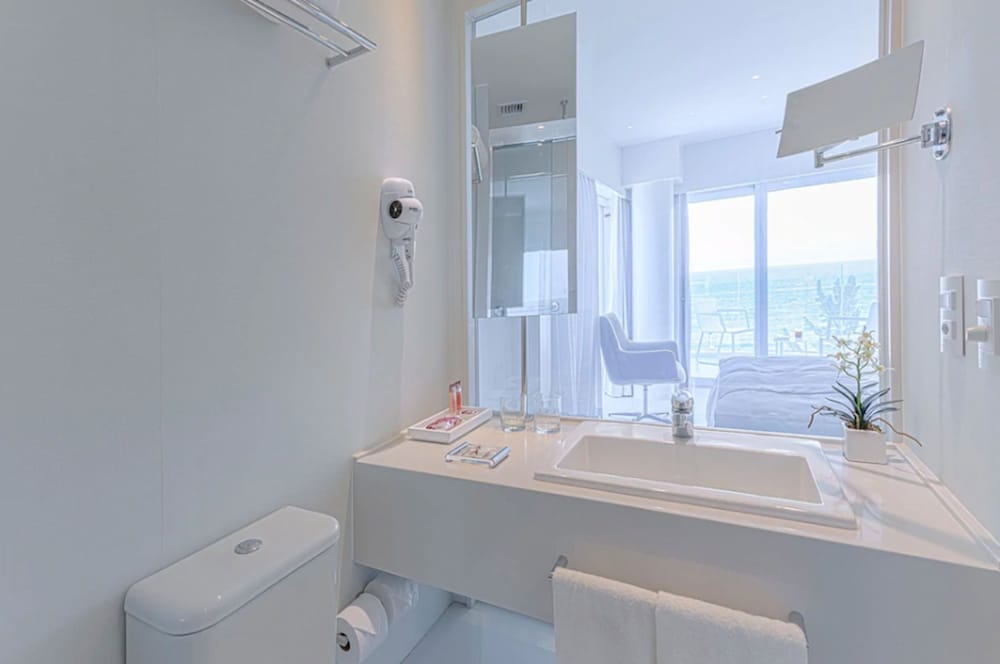 Quadruple Room with Sea View thumbnail 6