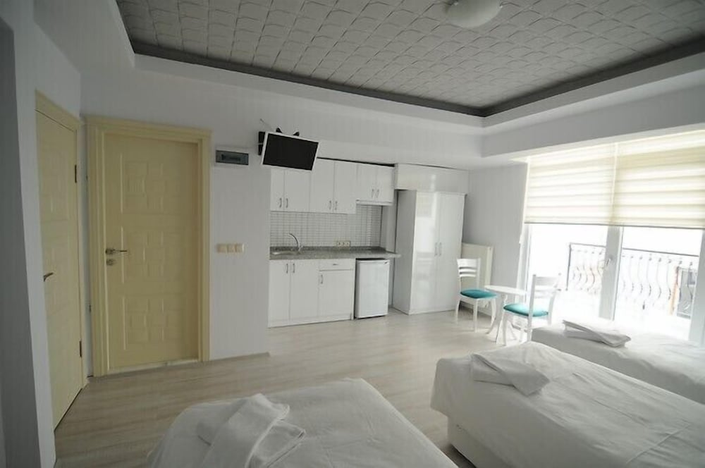 Studio, 3 Twin Beds photo 1