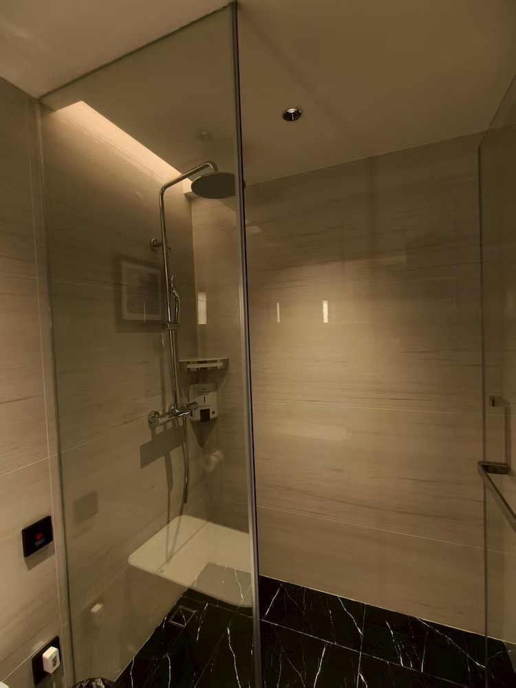 Superior Non smoking Queen Bed Room - Photo 4