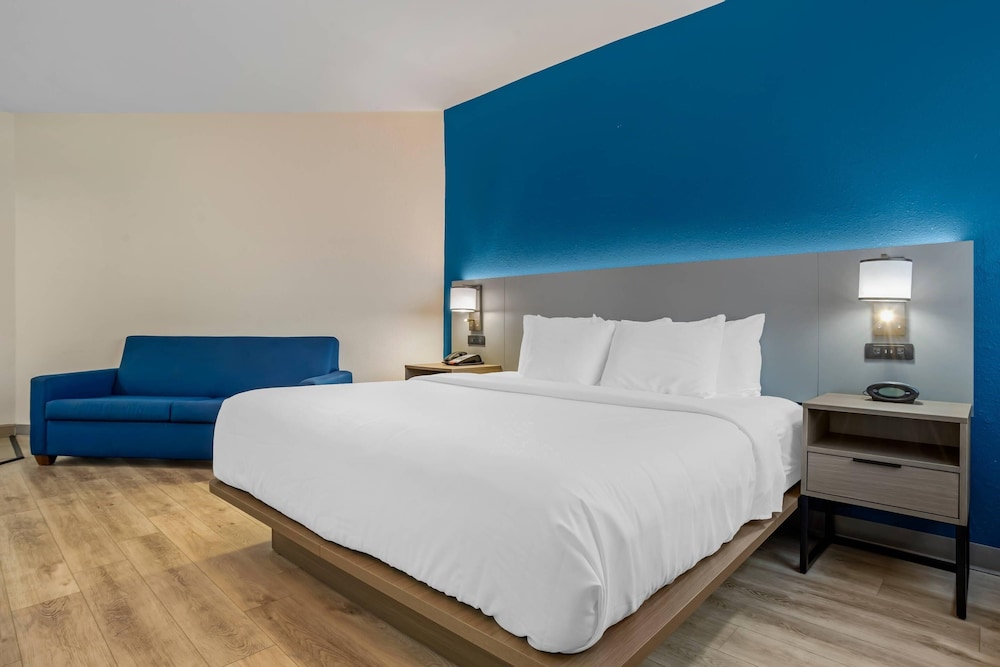 Suite, 1 King Bed with Sofa bed, Non Smoking, Jetted Tub (Upgrade) - Photo 1