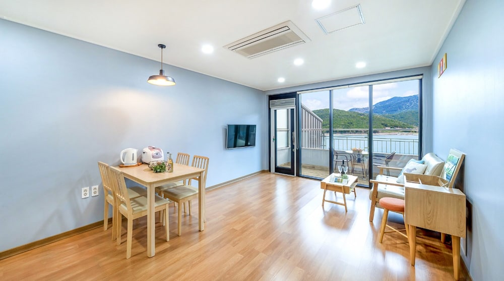 202 photo 1