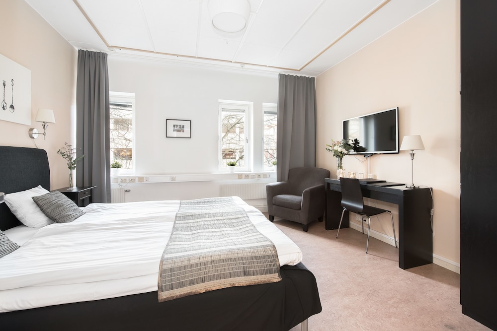 Standard Room, 1 King Bed, Non Smoking, Annex Building - Photo 3