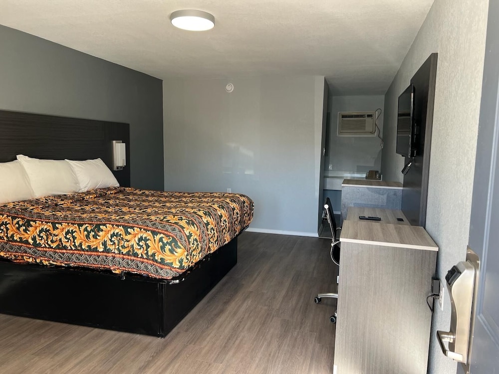 Standard Single Room, 1 King Bed, Non Smoking
