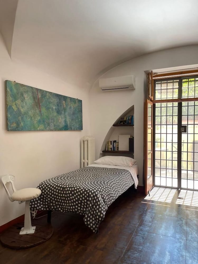 Shared Dormitory, Men only