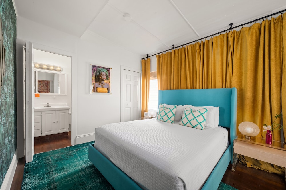 Room 11 - Second Floor - Adult 21+ only