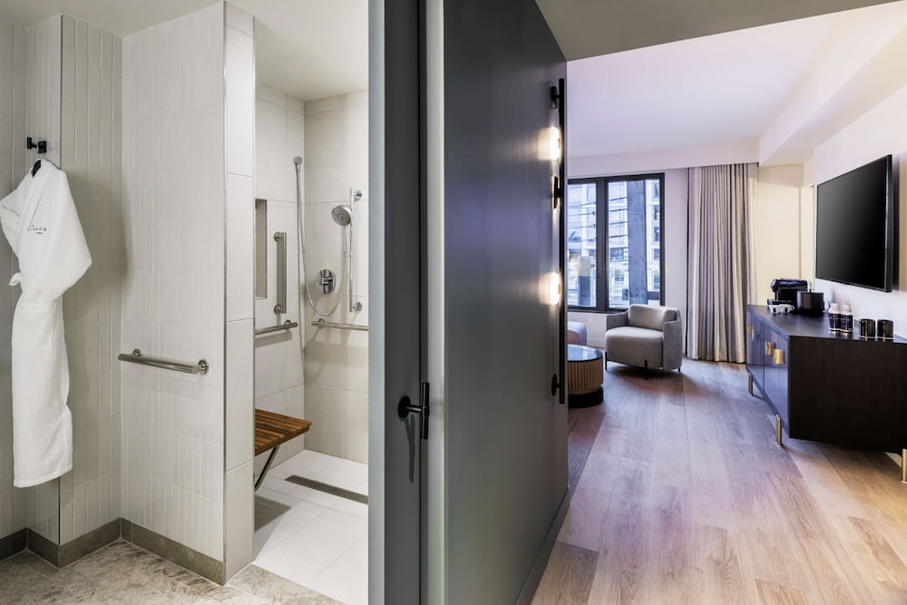 Junior Suite, 1 King Bed, Accessible (3x3 Shower) - Photo 7