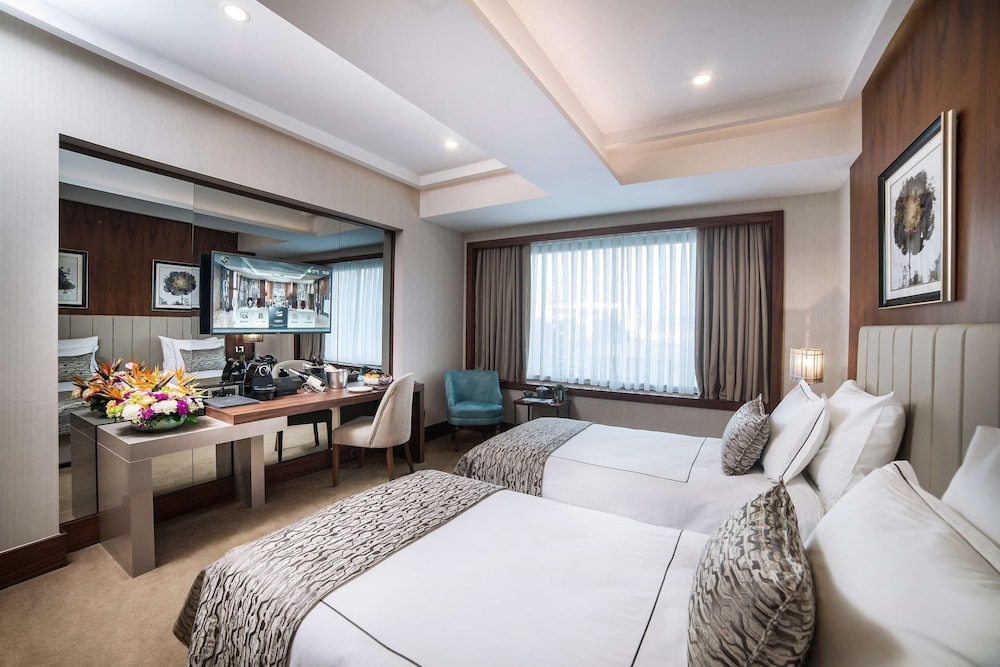 Superior Corner Suite photo 3