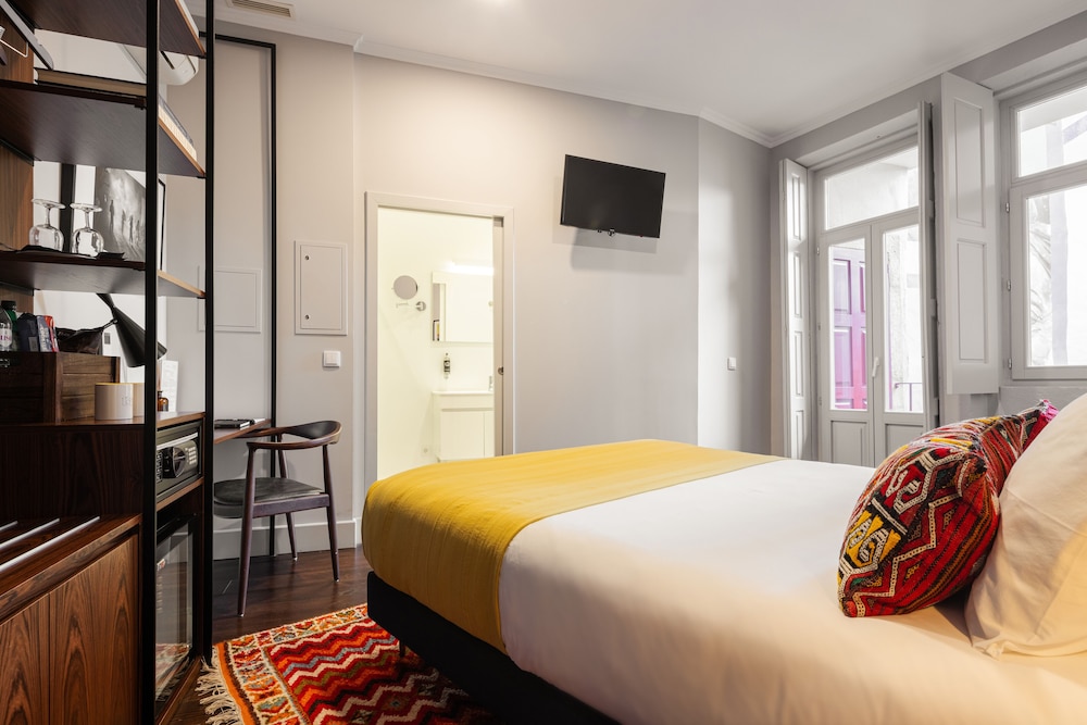 Deluxe Double Room with Balcony - Photo 10