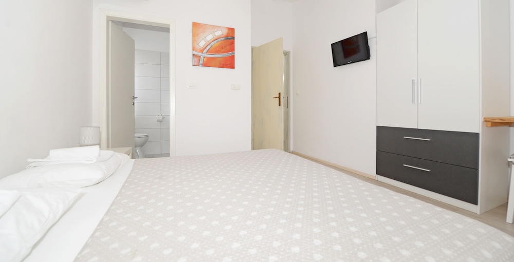 Double Room, City View - Top Floor photo 2
