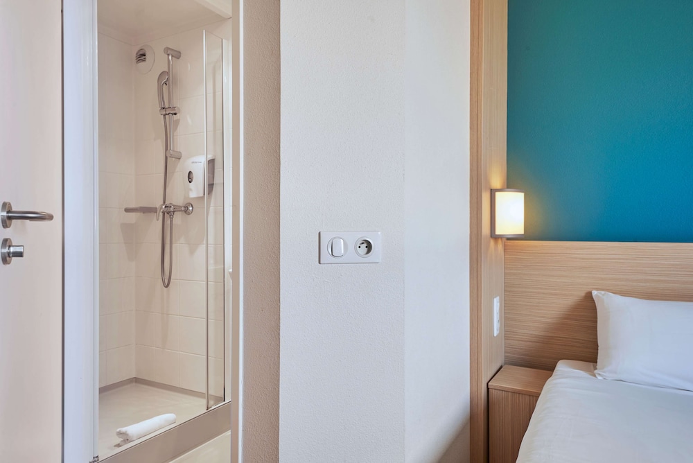 Standard Room, Multiple Beds - Photo 7