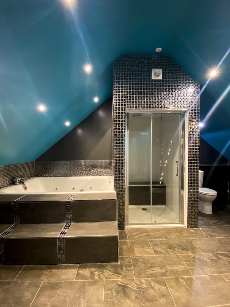 Luxury Suite, Hot Tub photo 2