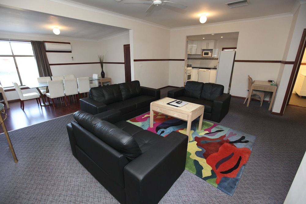 Macquarie Cottage, 4 Bedrooms, Kitchen, Laundry, Two ensuite bathrooms, Non Smoking photo 1