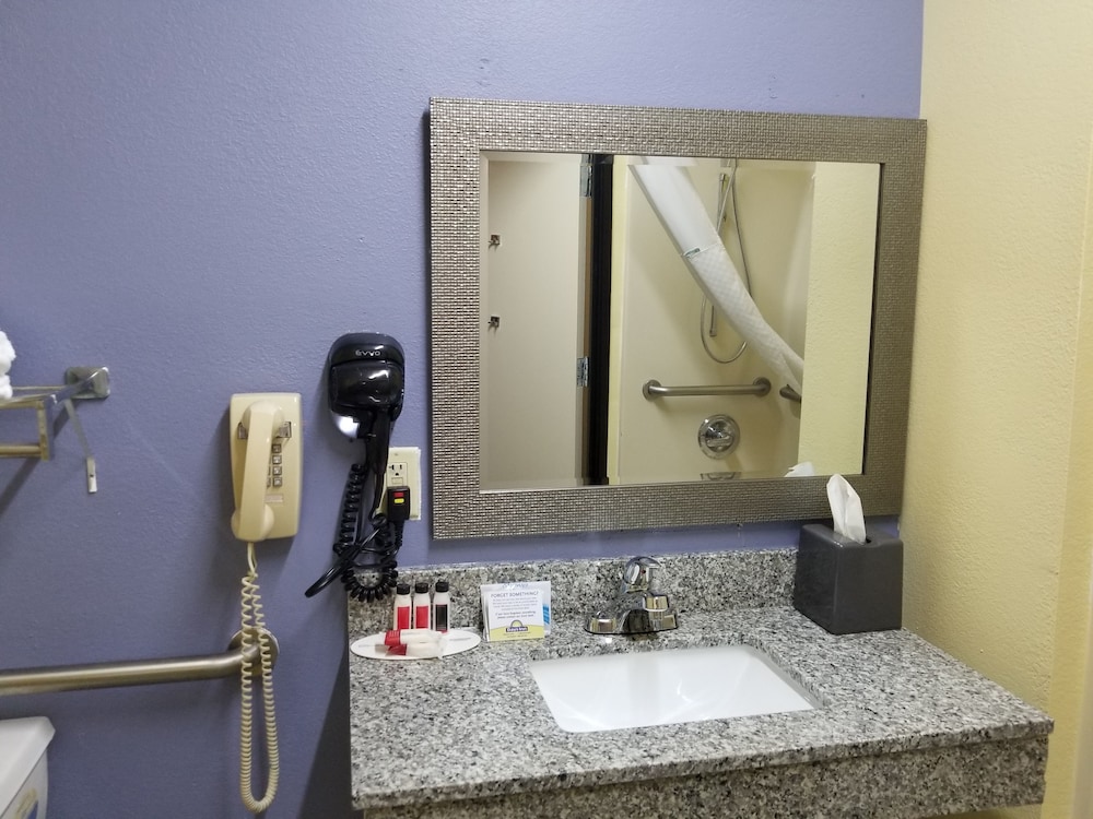 Room, 1 King Bed, Accessible, Non Smoking (Mobility) photo 2