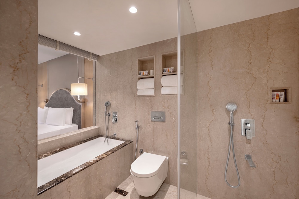 Suite, 1 Queen Bed, Garden View (Deluxe Suite)