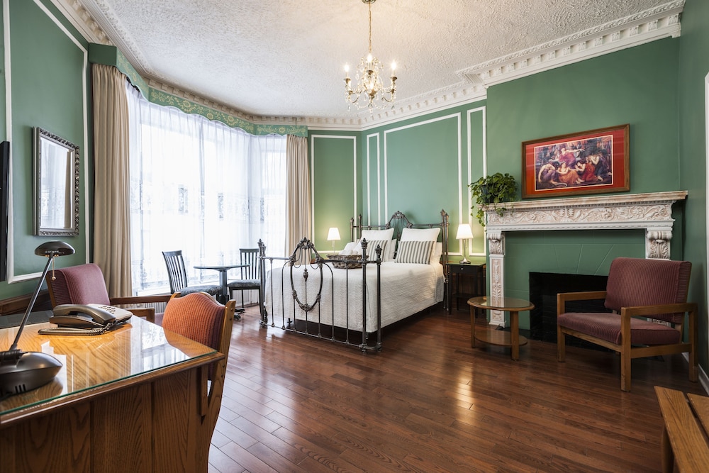 Spacious Room, 1 Queen Bed, Jetted Tub