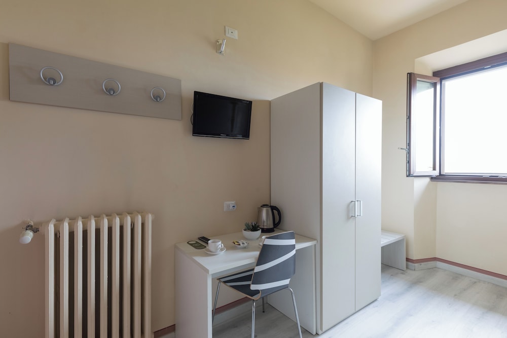 Basic Double Room, 1 Double or 2 Twin Beds, Private Bathroom - Photo 4
