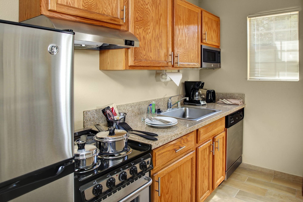 Suite, 1 Bedroom - Photo 2
