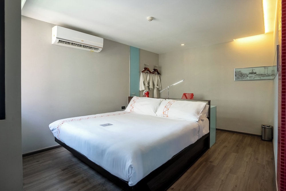 Deluxe Room, 1 King Bed, Non Smoking, Corner photo 3