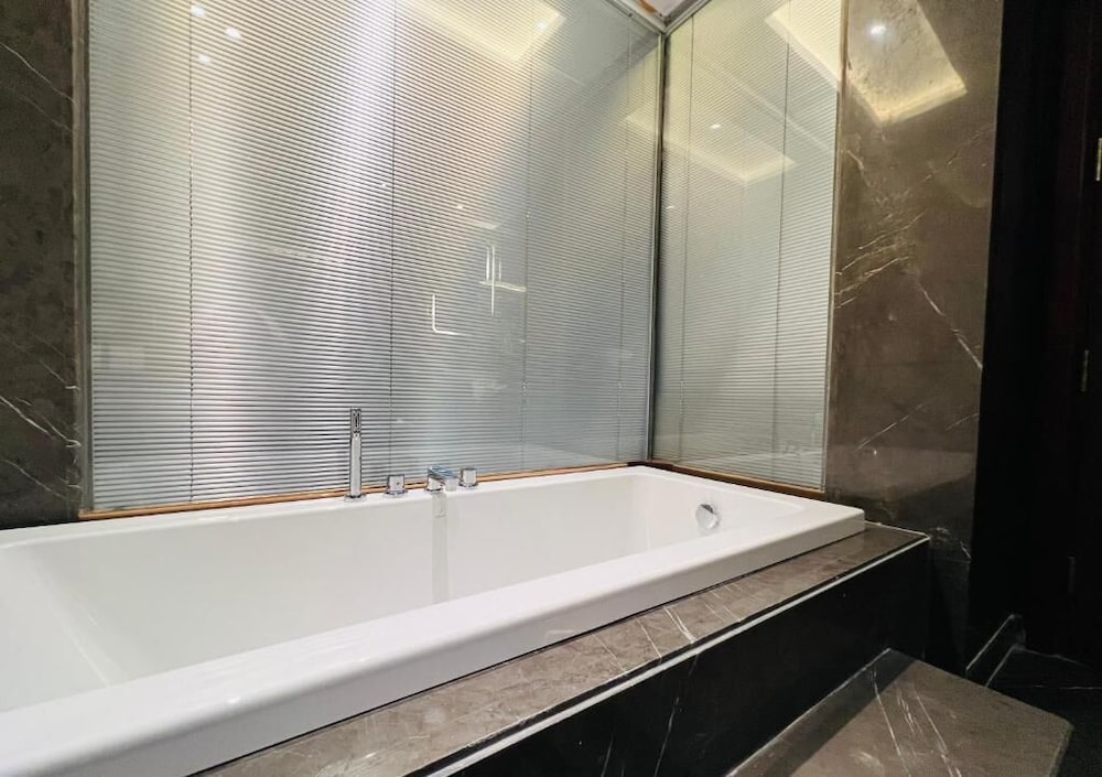 Luxury Studio Suite, Bathtub