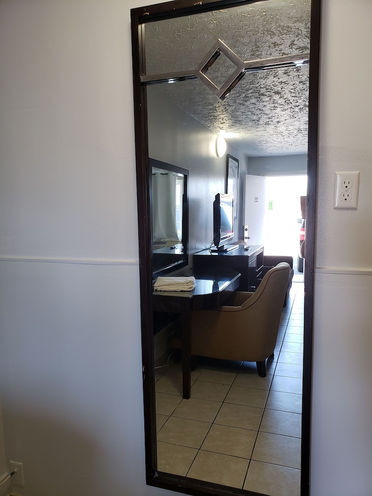 Standard Room, 2 Queen Beds - Photo 6