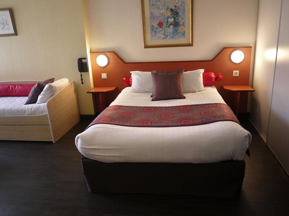 Standard Room, Multiple Beds - Photo 7