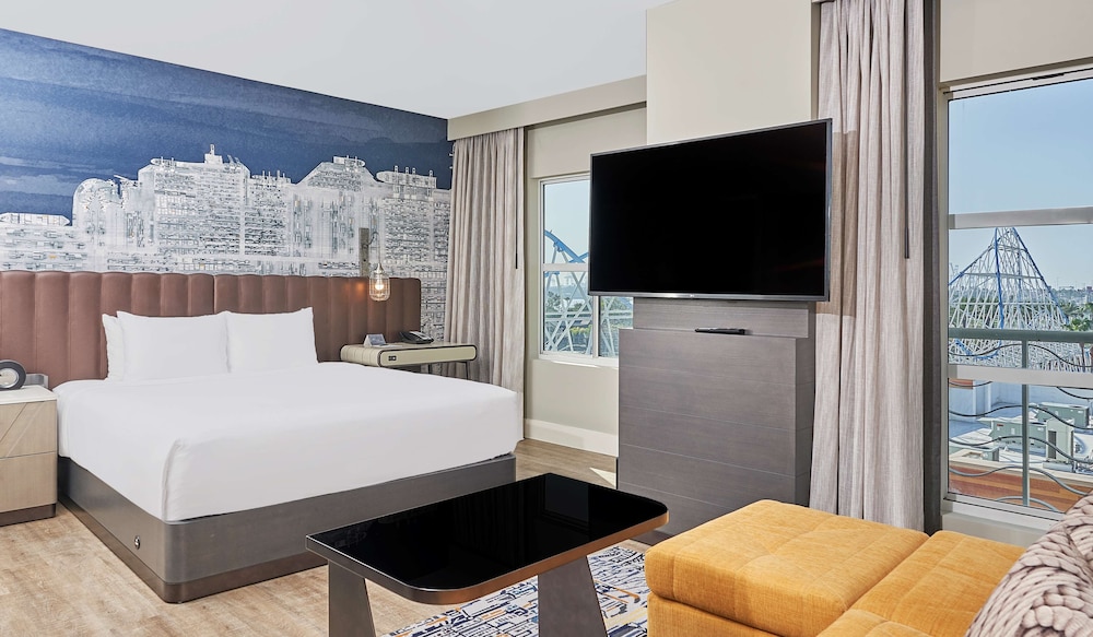 Deluxe Room, 1 King Bed with Sofa bed - Photo 2