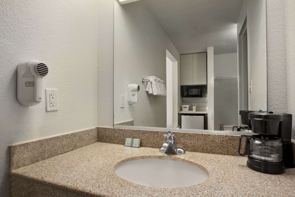 Room, 2 Queen Beds, Smoking, Pool View (No Pets) - Photo 4