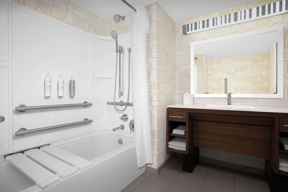 Studio, 2 Queen Beds, Accessible (Bathtub) photo 3