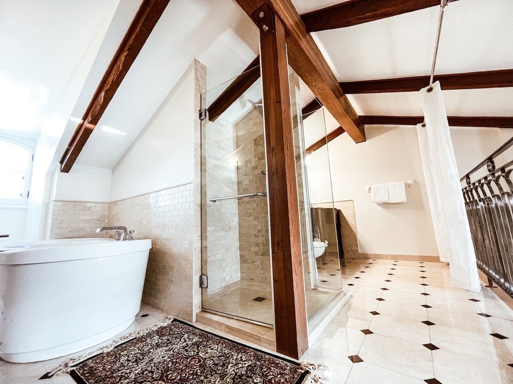 Contemporary Junior Suite (Lady Godiva & Sewell)