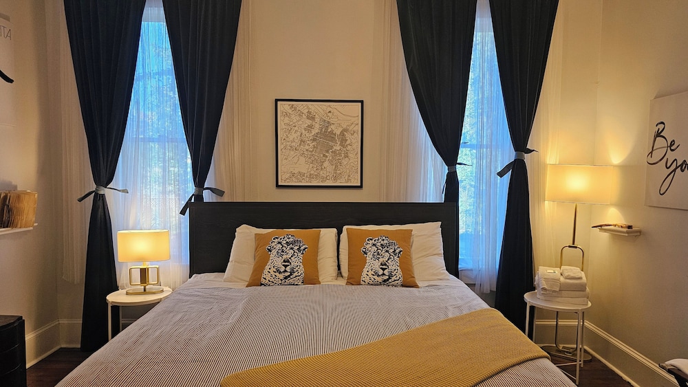 The Savannah Room, King Bed w/ Detached Bathroom