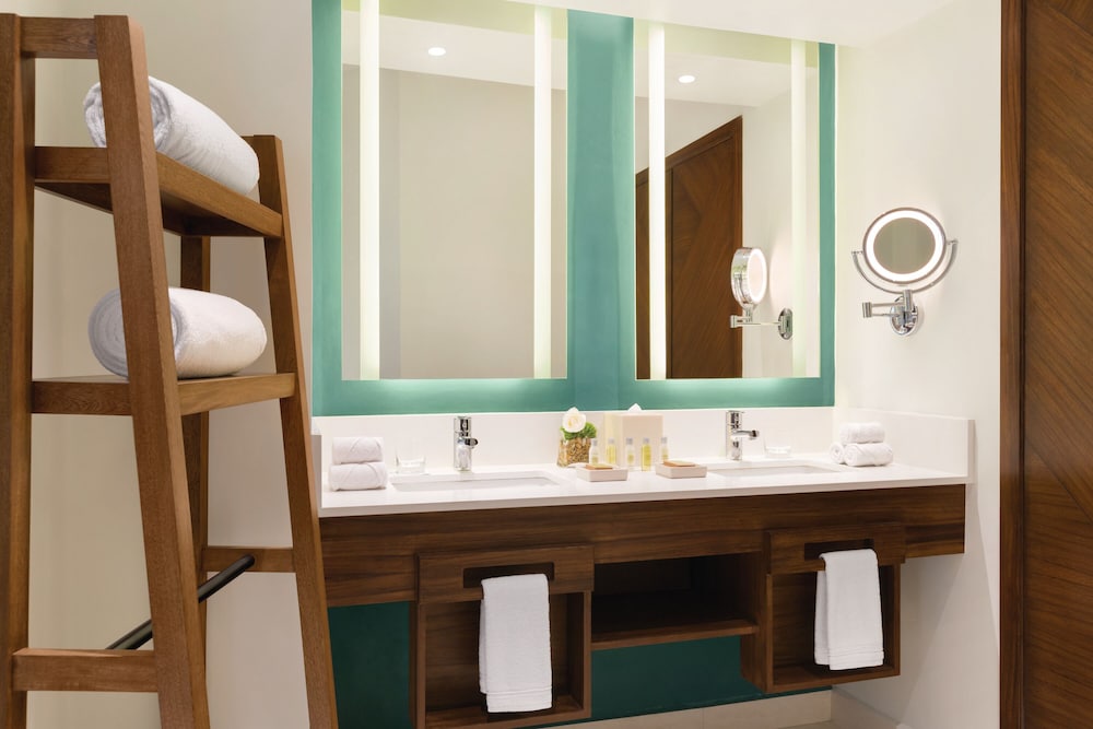 Junior Suite Swim-up Oceanfront - 1 King Bed