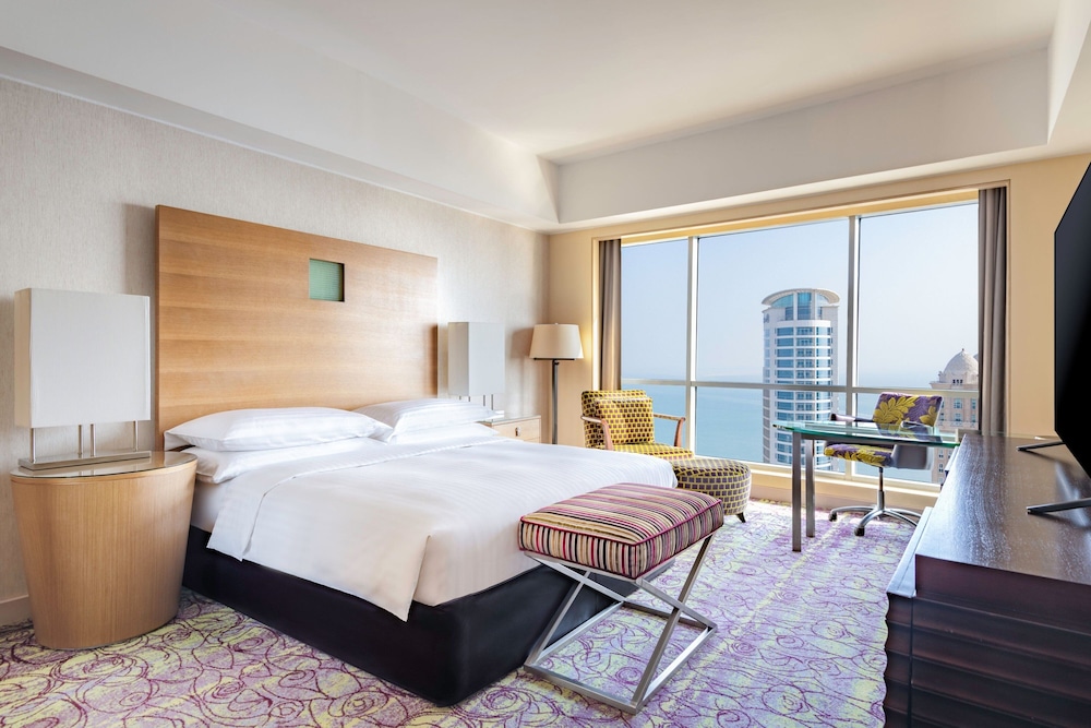 Deluxe Room, 1 King Bed, City View - Photo 1