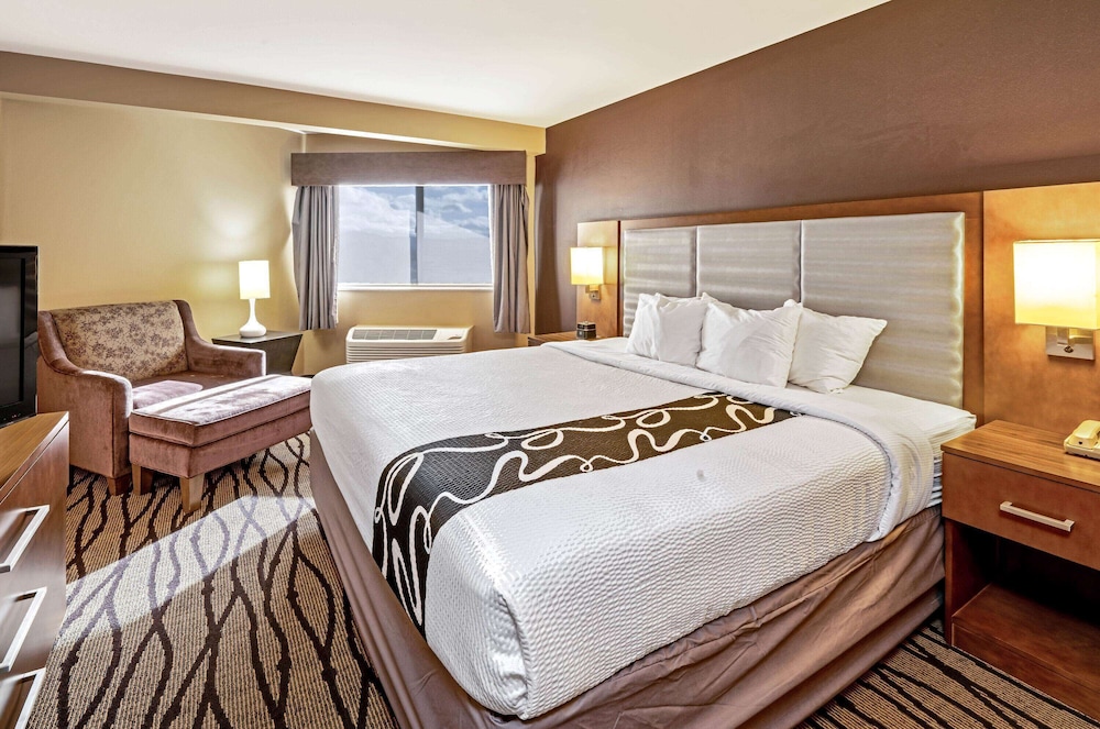 Deluxe Suite, 1 King Bed, Non Smoking (City/Mountain View) - Photo 3