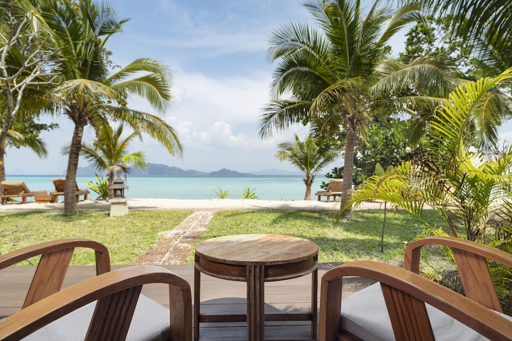 Luxury Beachfront Villa - Photo 7