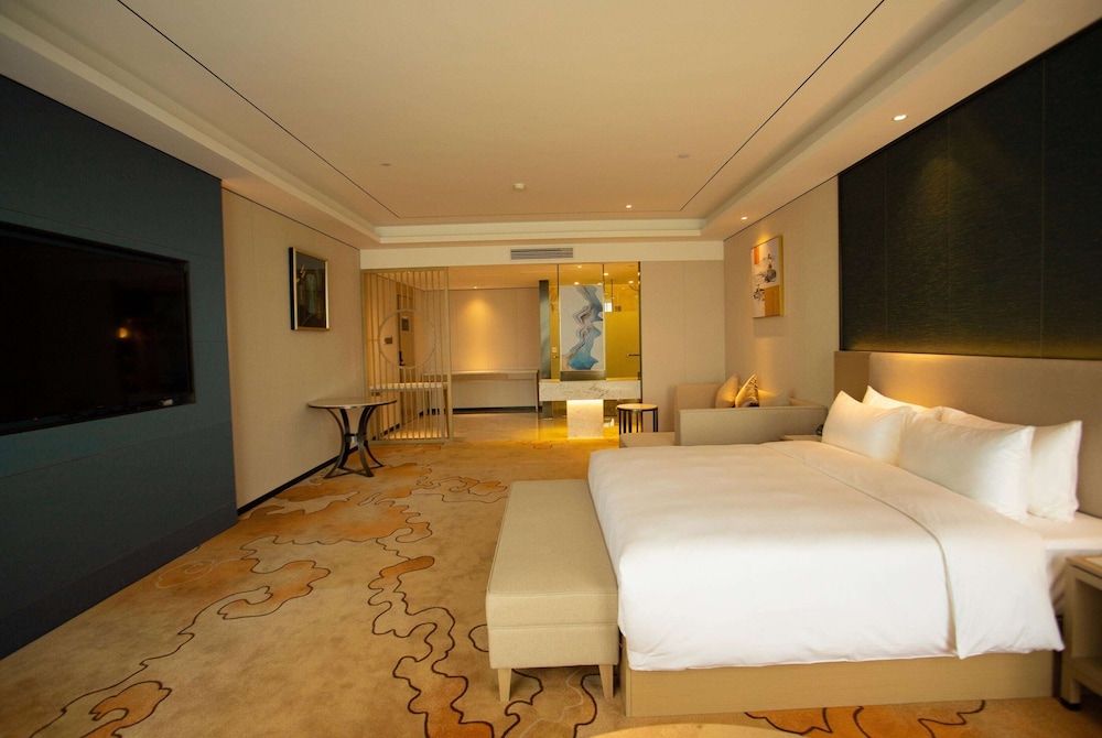 Room, 1 King Bed, Smoking photo 1
