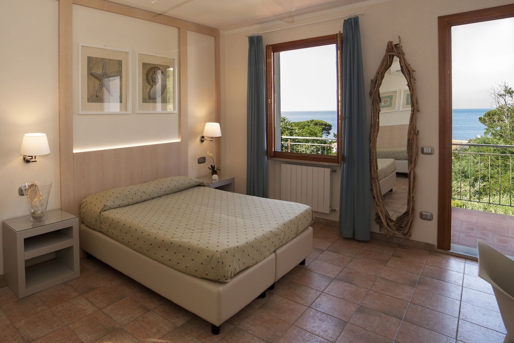Deluxe Triple Room, Balcony, Sea View