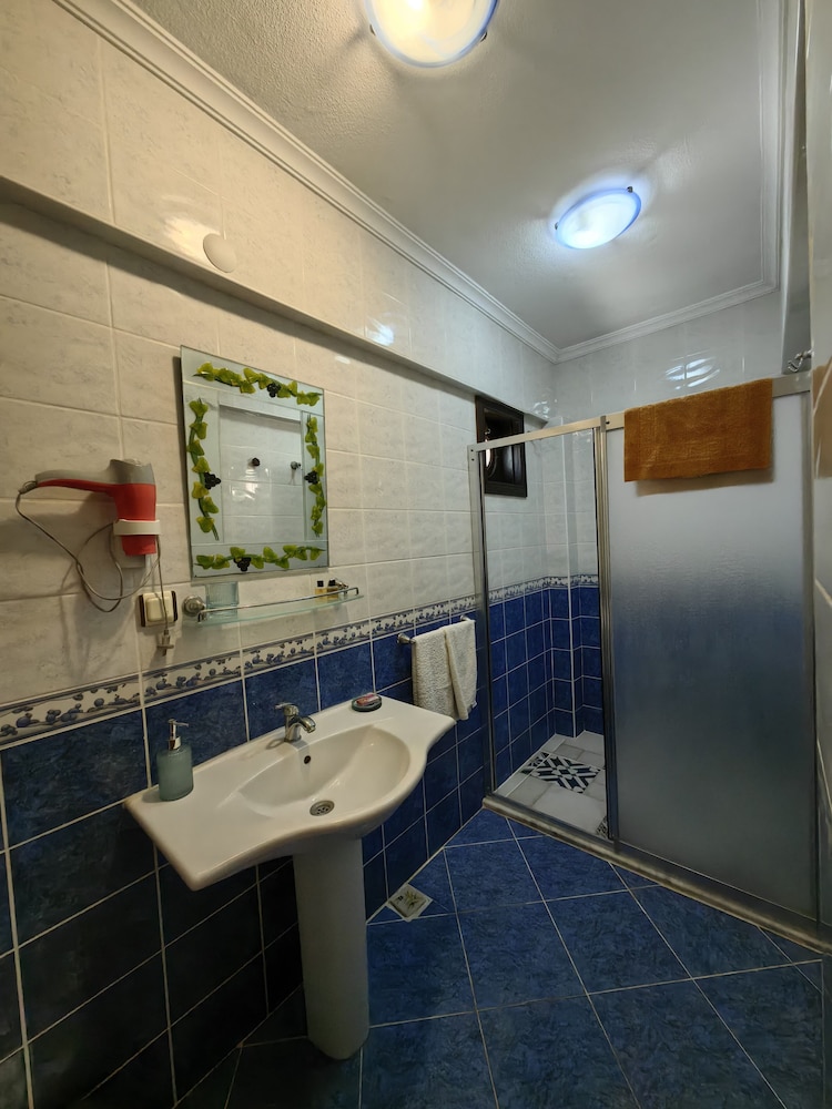 Standard Double Room, Non Smoking, Partial Sea View photo 3
