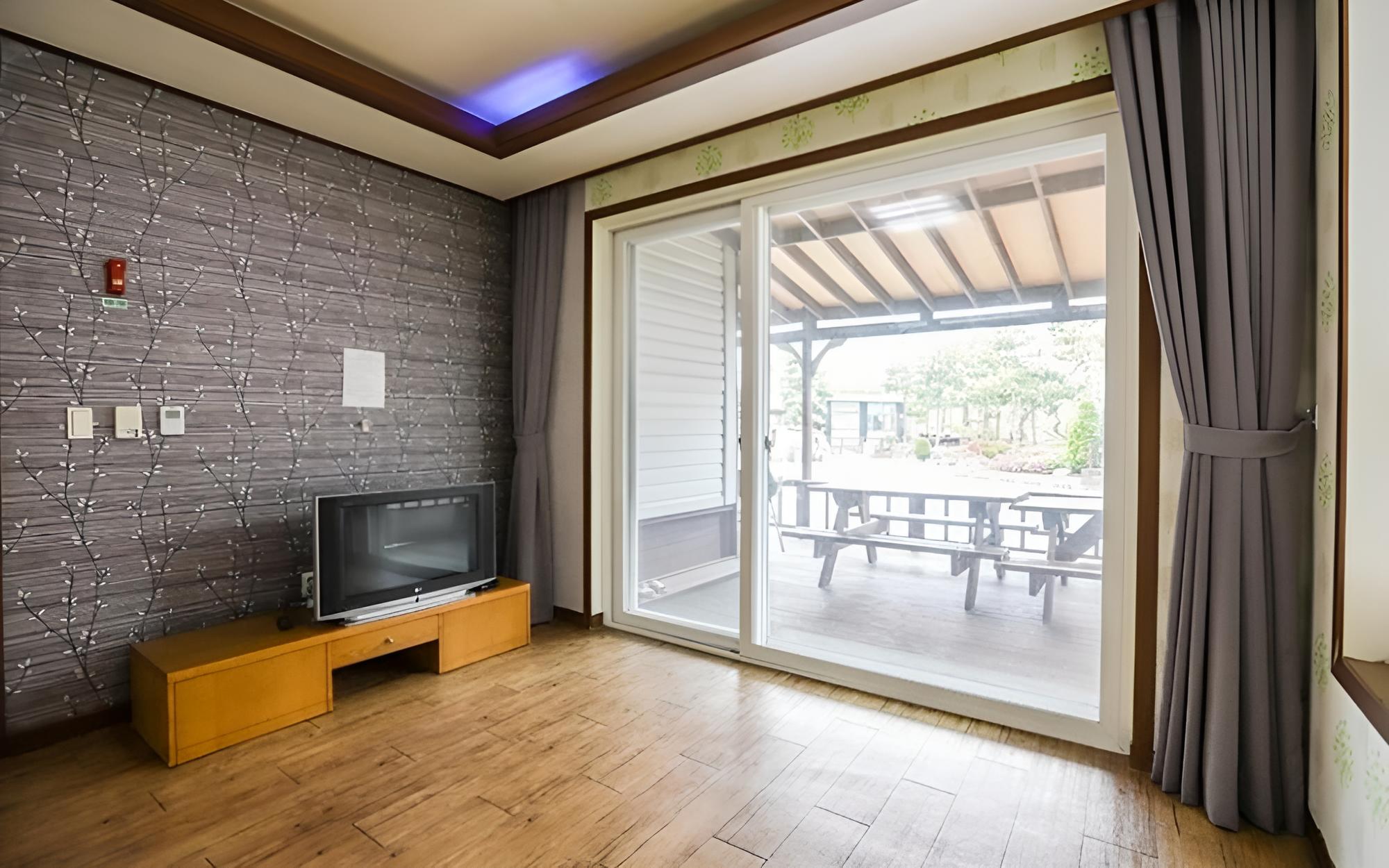 Room (2 building room 102 (50m ondol)) - Photo 1