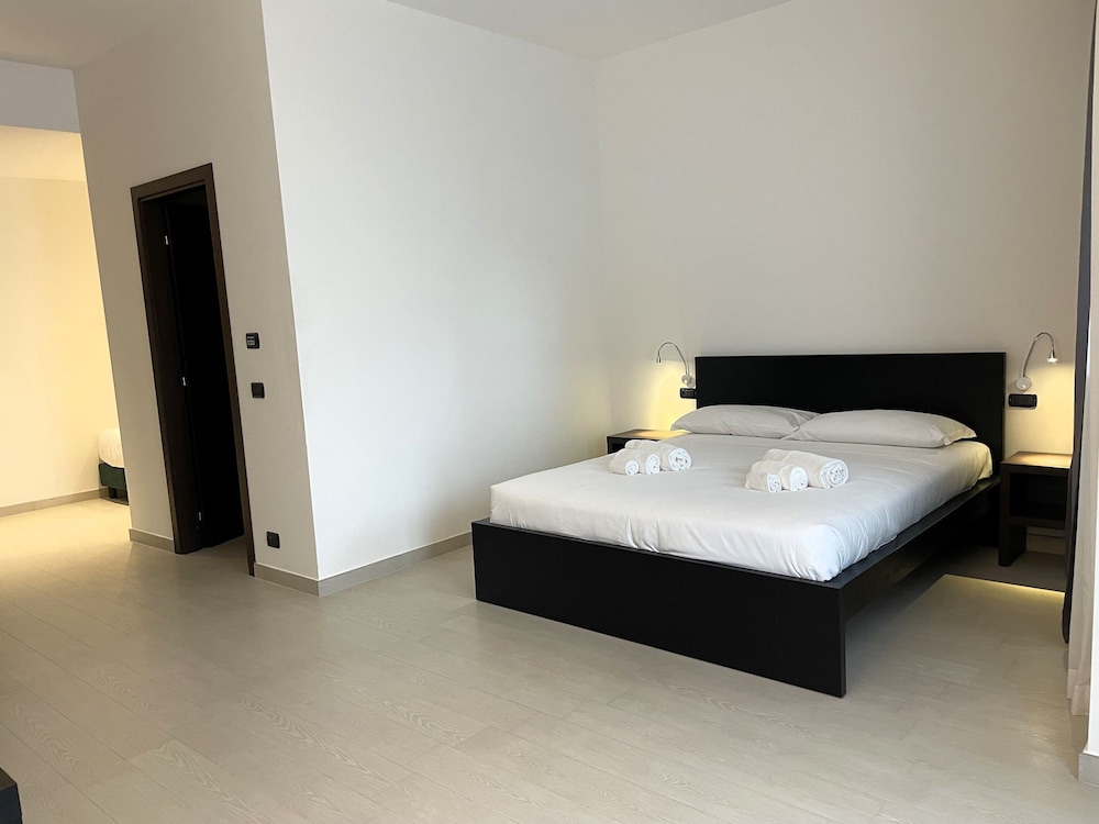 Deluxe Triple Room, 1 King Bed with Sofa bed photo 1
