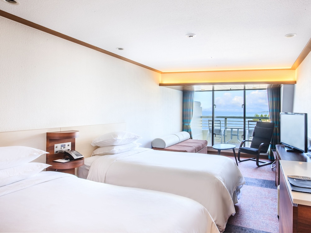 Deluxe Room 3 Beds - Non Smoking (Ocean View) - Photo 2