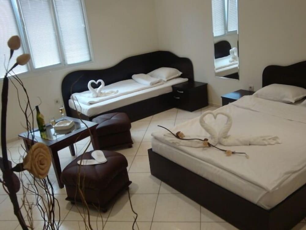 Standard Twin Room, 2 Twin Beds, Pool View photo 1