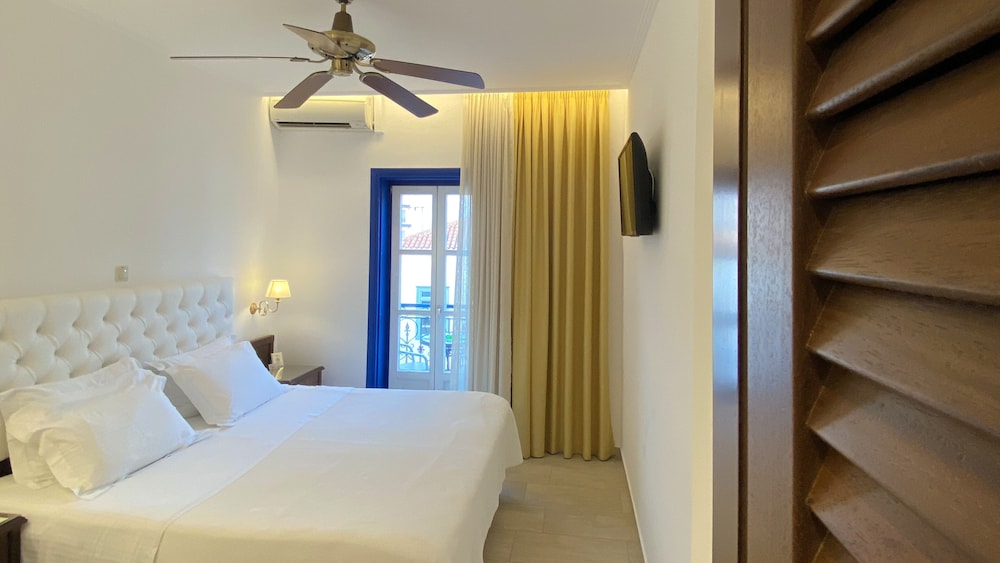 Standard Double Room (Bouboulinas Museum View) photo 2