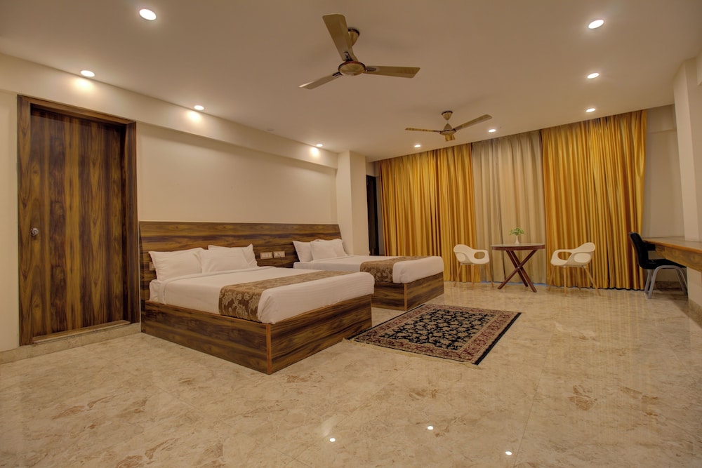 Family Double Room, 2 Queen Beds, City View - Photo 1