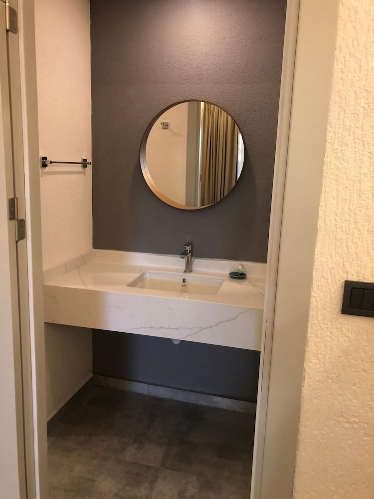 Deluxe Room - Photo 19