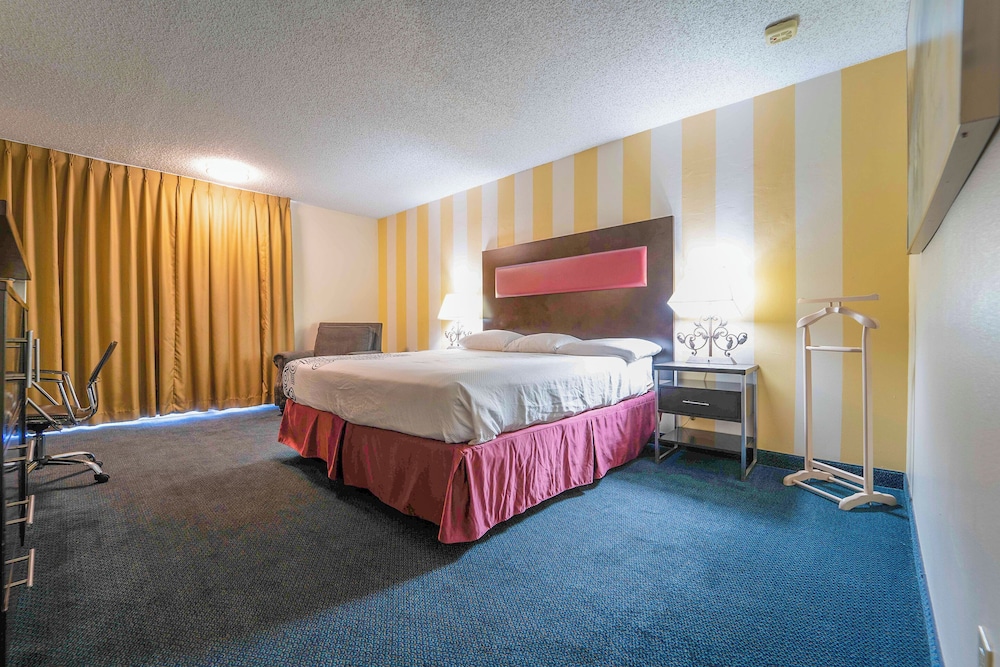Deluxe Suite, 1 King Bed, Poolside photo 1