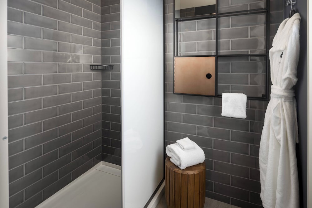 Room, 1 King Bed, City View (Hearing Accessible) - Photo 8