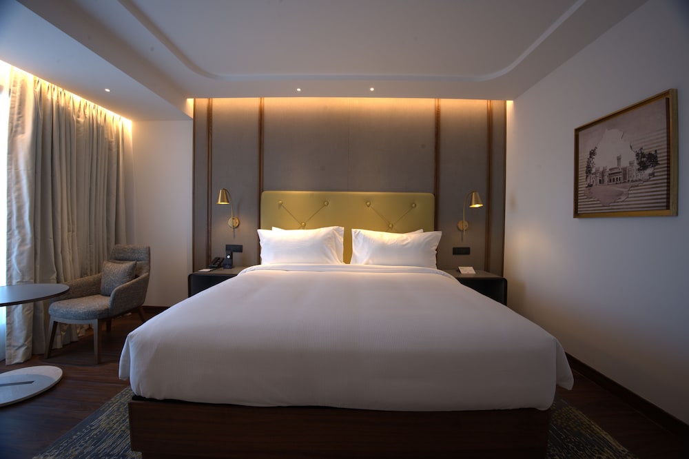 Deluxe Suite, 1 King Bed - Photo 2