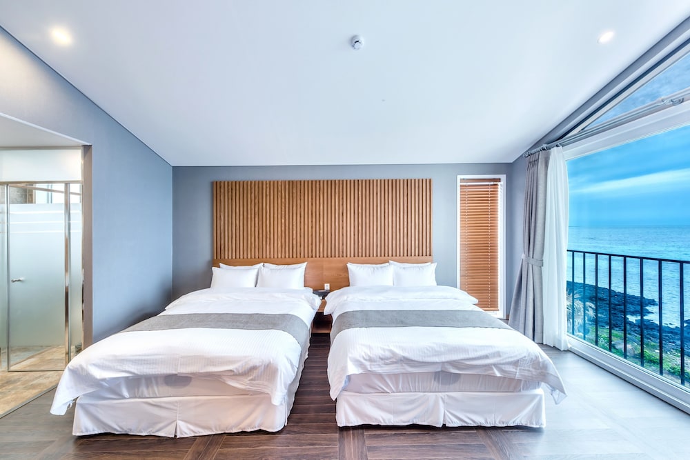 Superior Twin Room, Lake View photo 2