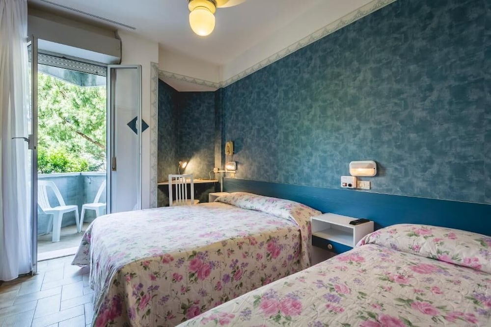 Standard Room, Multiple Beds photo 3